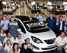 Nach nur zehn Monaten baute das Opel-Team aus dem spanischen Werk Zaragoza bereits den hunderttausendsten Meriva der neuen Modellgeneration. Links im Bild: Werksdirektor Antonio Cobo, zuvor lange Jahre als Fertigungsdirektor im Werk Rüsselsheim tätig. 